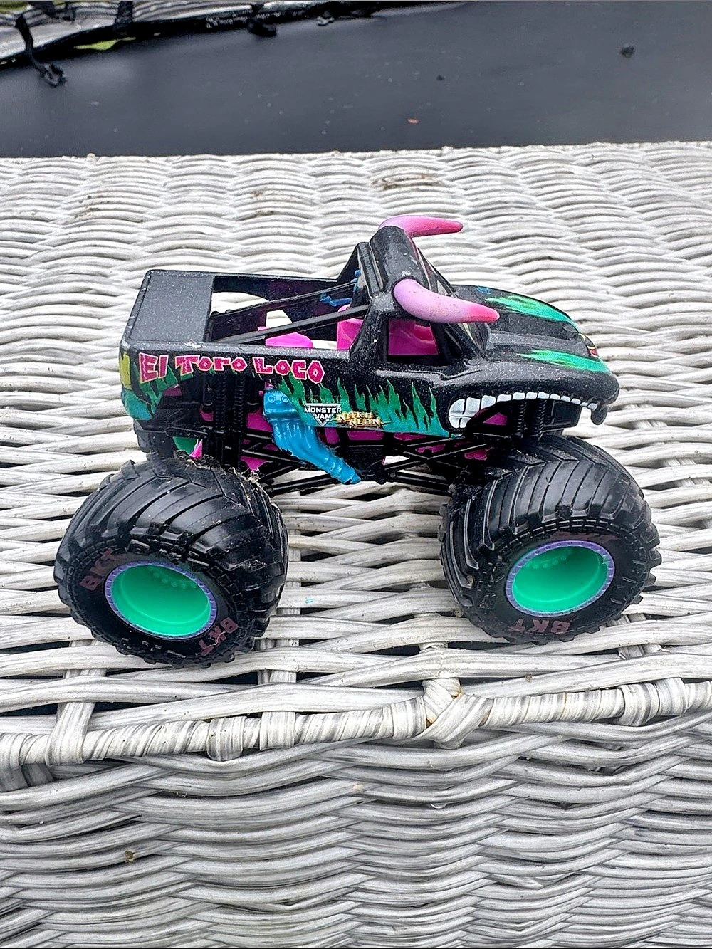 Spin Master Monster Jam El Toro Loco Black Neon Edition Die-Cast Monster Truck